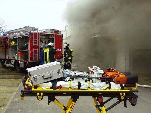 Foto: Rettungsmittel aus dem RTW; Brand eines Gaststättenbetriebs in der Herderstraße in Hochheim am Main am 4. April 2008