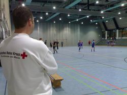 Foto: Ein Sanitäter beim Hobbyfußball-Turnier in der Georg-Hofmann-Sporthalle in Hochheim am Main