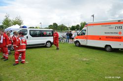 Foto: Mannschaftswagen der Ortsvereinigung Kriftel und der Rettungswagen aus Hochheim am Main