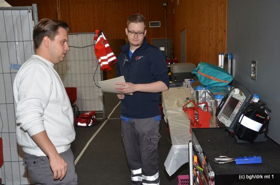 Dr. med. Benjamin Gerber (links) und Cornelius König bereiten die Behandlungs-"Räume" vor