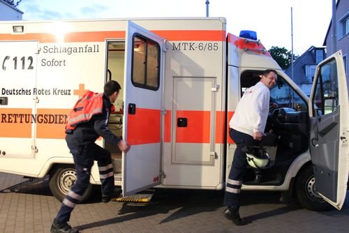 Foto: Rettungsassistent und Rettungssanitäter besteigen den Rettungswagen