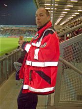 Foto: DRK-Helfer bei einem Fußballspiel der zweiten Bundesliga in Wiesbaden.