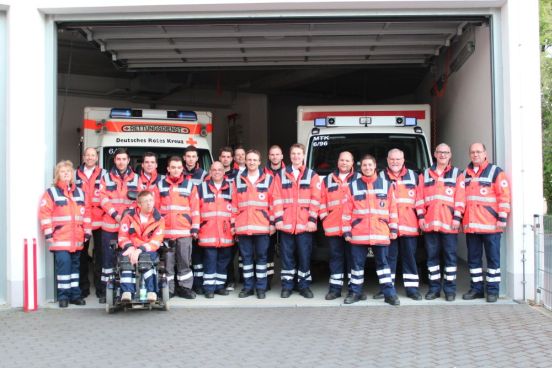 Foto: Die Ehrenamtlichen der DRK-Bereitschaft Hochheim am Main haben sich vor dem Rettungswagen (RTW, links) und dem Gerätewagen Sanität (GW-San, rechts) aufgestellt.